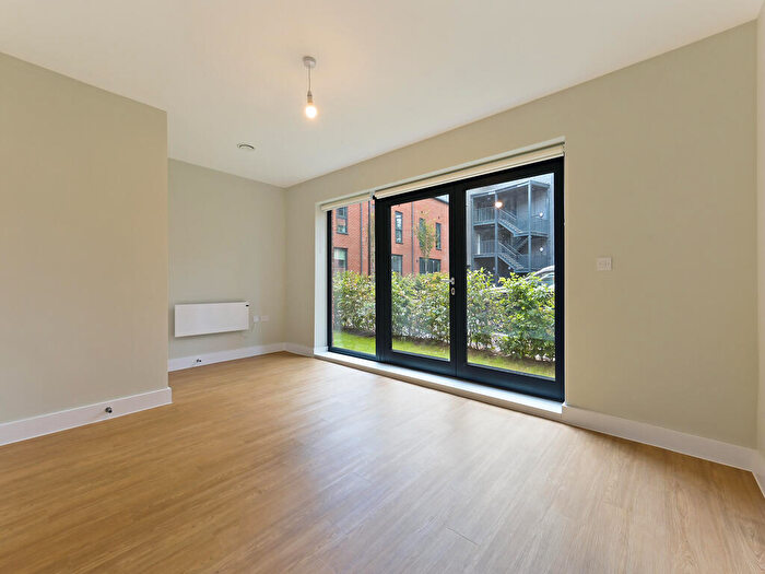 3 Bedroom House To Rent In Weavers Yard, Newbury Newbury, RG14