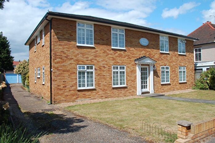 2 Bedroom Flat To Rent In Parkland Grove, Ashford, TW15