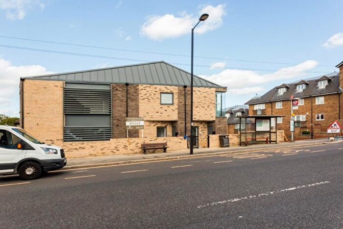 2 Bedroom Flat To Rent In Deepdene Court, London, *Private Roof Terrace*, N21