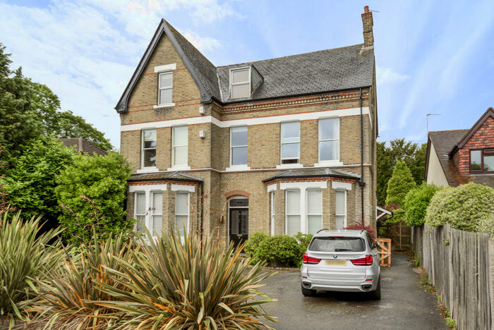 3 Bedroom Flat To Rent In Bromley Grove, Bromley, BR2