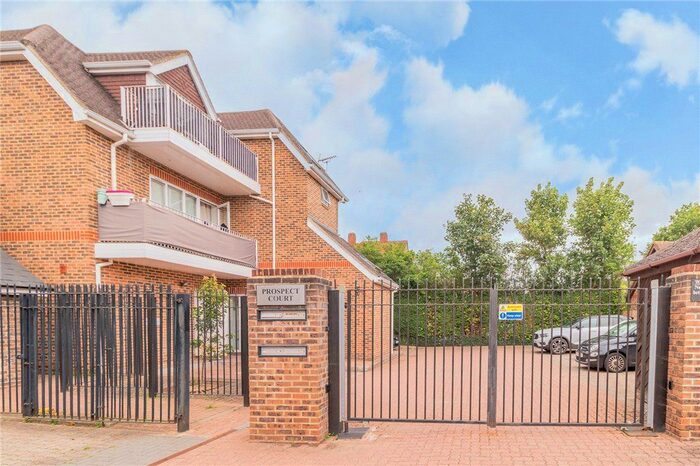 1 Bedroom Flat To Rent In The Cedars, Calbroke Road, Farnham Royal, Slough SL2