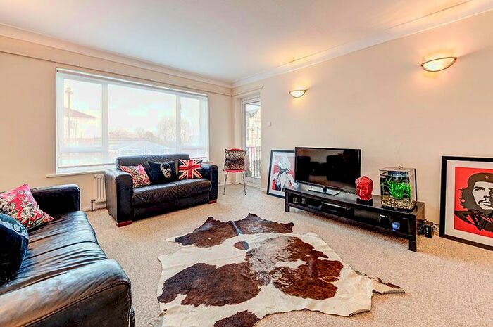 2 Bedroom Flat To Rent In Windmill Hill, Enfield, EN2