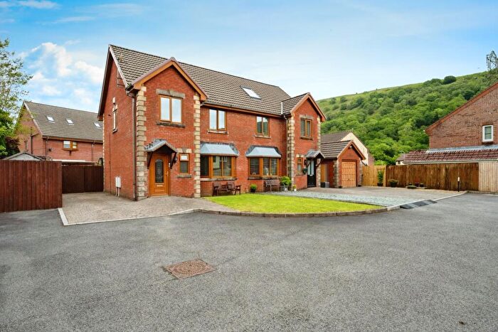 3 Bedroom Semi-Detached House For Sale In Graig Newydd, Godrergraig, Swansea, Neath Port Talbot, SA9