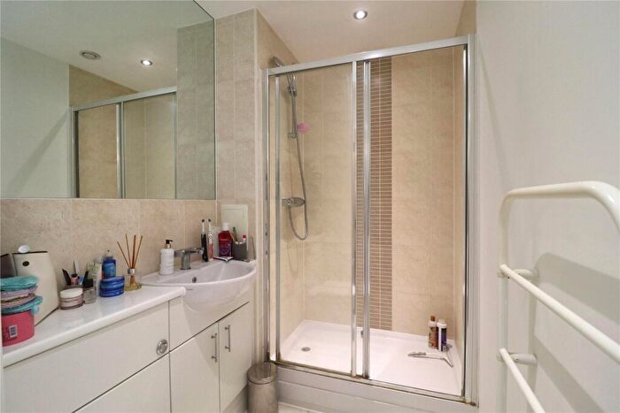 2 Bedroom Flat For Sale In Guildford Road, Woking, Surrey, GU22