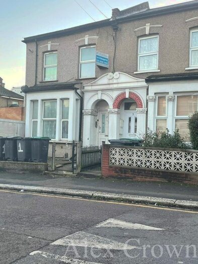 Studio To Rent In St. Albans Crescent, London N22