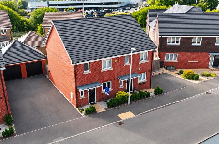 3 Bedroom Semi Detached House For Sale In Honey Bee Street, Calcot, RG31