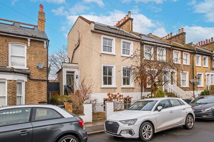5 Bedroom Semi-Detached House For Sale In Foxberry Road, London, SE4