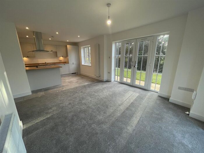 2 Bedroom Flat To Rent In Moorings Drive, Thorne, Doncaster, DN8