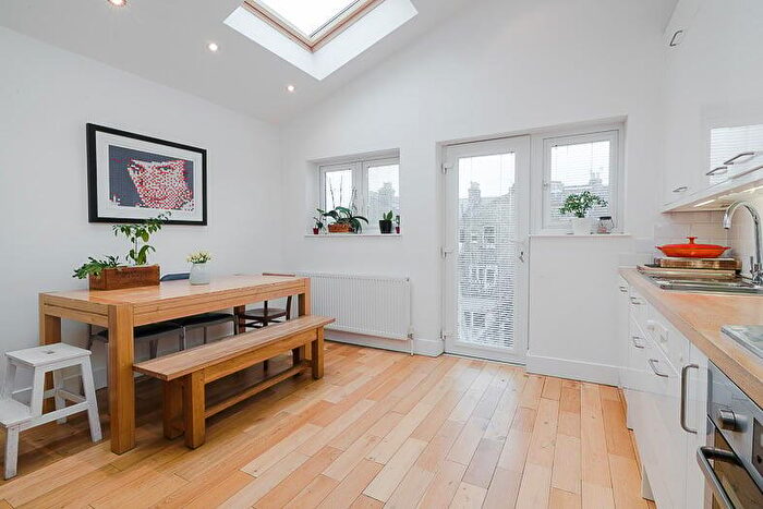 3 Bedroom Maisonette For Sale In Ashleigh Road, SW14