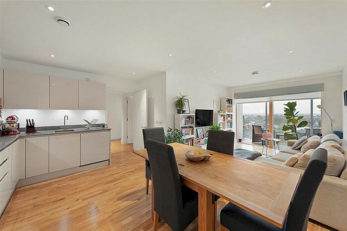 2 Bedroom Flat To Rent In Streatham High Road, London, SW16