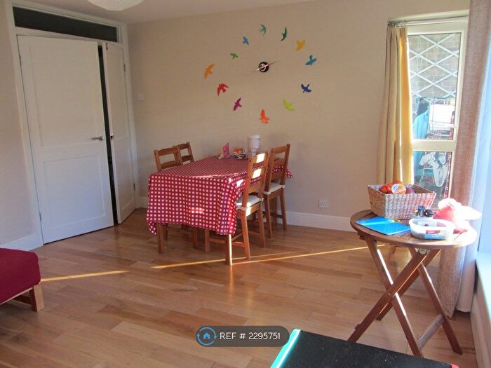 2 Bedroom Flat To Rent In Pulker Close, Oxford, OX4