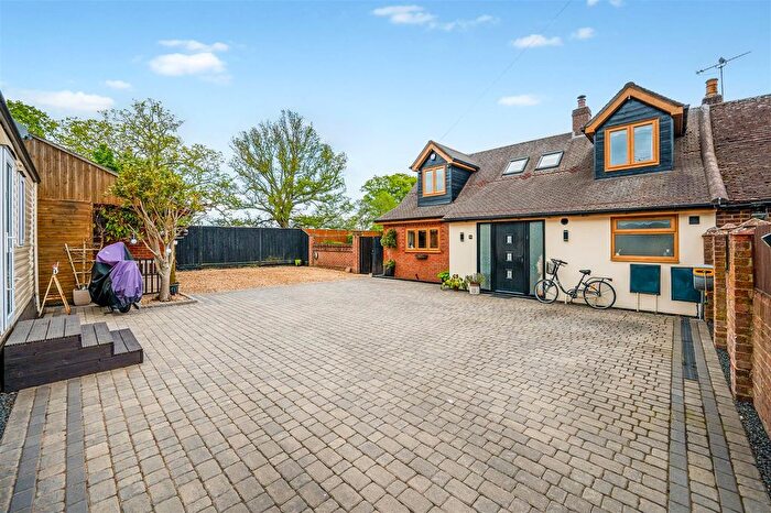 3 Bedroom Semi-Detached House For Sale In Anmore Road, Denmead, PO7