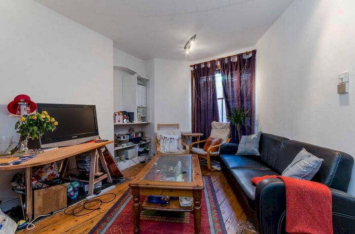 3 Bedroom Maisonette To Rent In Beaumont Crescent, Barons Court, London, W14