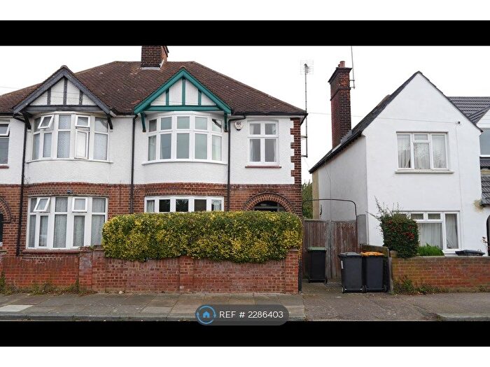 3 Bedroom Semi-Detached House To Rent In Sidney Road, Bedford, MK40
