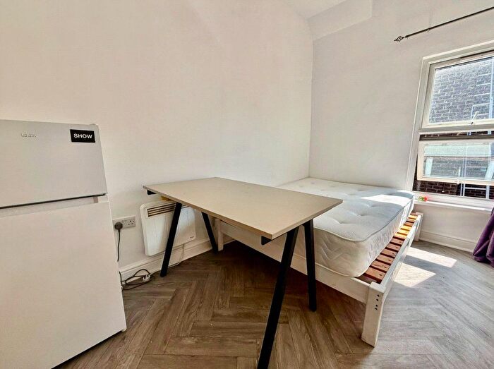 1 Bedroom Flat To Rent In Flat - Peckham Road Peckham, London, SE5