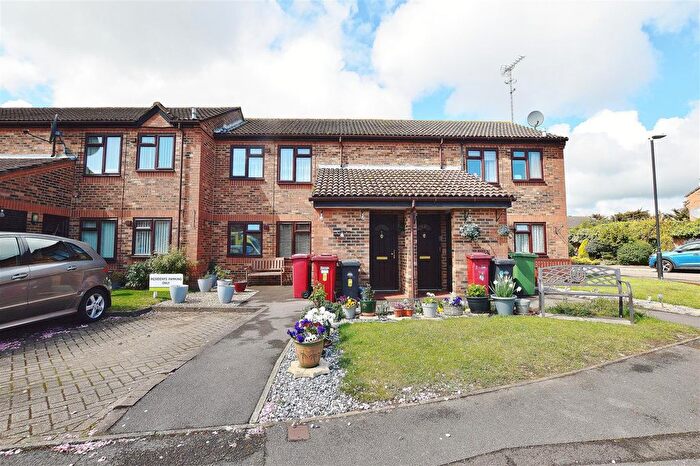 1 Bedroom Flat For Sale In Topaz Close, Slough, SL1