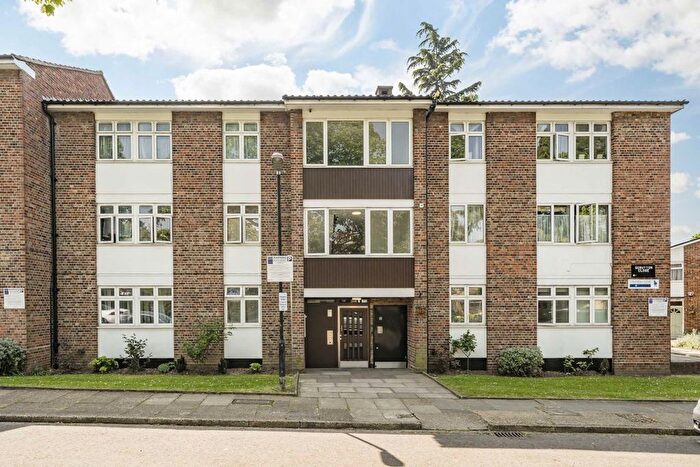 3 Bedroom Flat To Rent In Scrutton Close, Clapham Park, SW12