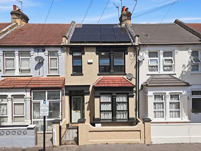 3 Bedroom Property For Sale In Byron Avenue, Manor Park, E12