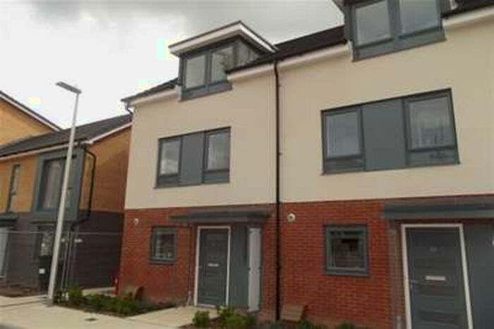 3 Bedroom End Of Terrace House To Rent In Padworth Avenue, RG2