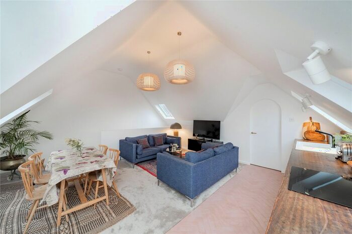 2 Bedroom Flat To Rent In Wrentham Avenue, London, NW10