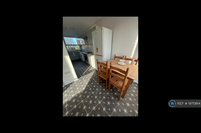 2 Bedroom Flat To Rent In Priory Court, London, E9