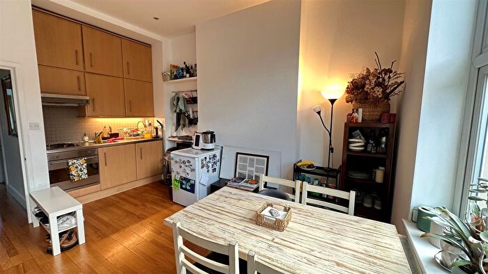 1 Bedroom Flat To Rent In Queenstown Road, Battersea, London, SW8