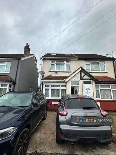 4 Bedroom Semi-Detached House To Rent In Bradley Road, Slough, SL1
