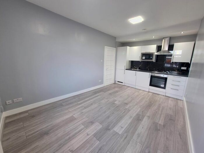 2 Bedroom Flat To Rent In Princess Parade, Golders Green Road, London, NW11