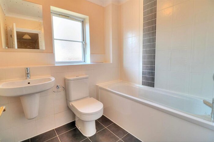 2 Bedroom Flat To Rent In Archers Road, Banister Park, Southampton, SO15