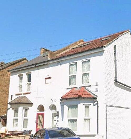 2 Bedroom Flat To Rent In Montague Road, Hounslow, Middlesex, TW3