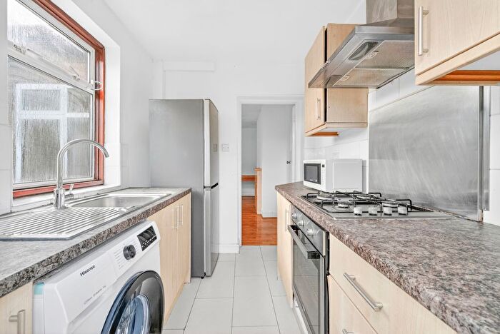 4 Bedroom Maisonette To Rent In Lavender Avenue, Mitcham, CR4