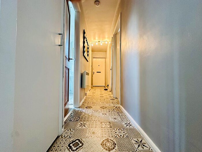 2 Bedroom Flat For Sale In Lidgett Park Court, Roundhay, Leeds, LS8
