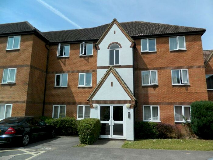 2 Bedroom Ground Flat To Rent In Littlebrook Avenue, Slough, Berkshire, SL2