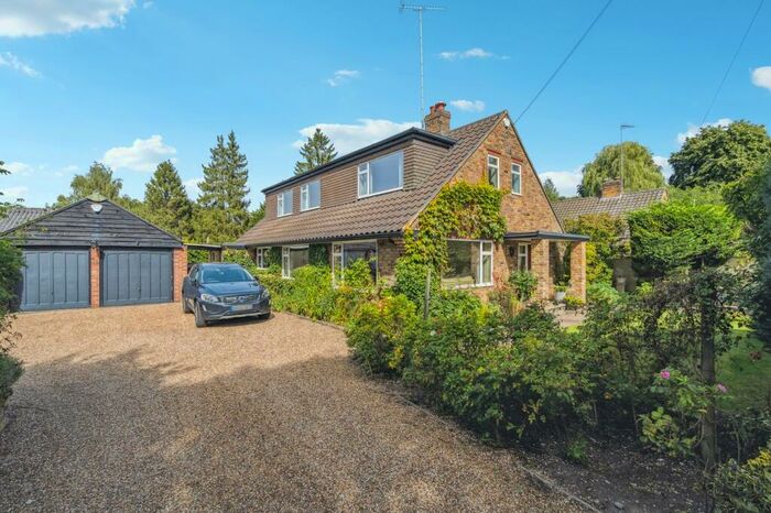3 Bedroom Detached House For Sale In Woodside Close, Chalfont St Peter, Gerrards Cross, SL9