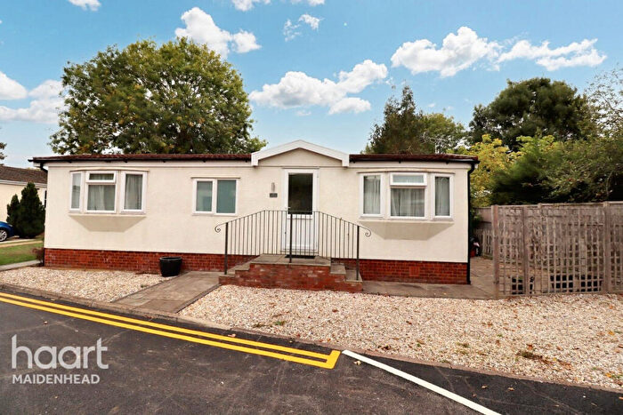 1 Bedroom Park Home For Sale In Willows Riverside Park, Windsor, SL4