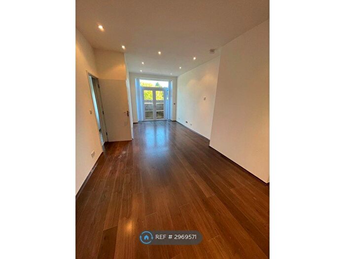 Studio To Rent In High Wycombe, High Wycombe, HP12