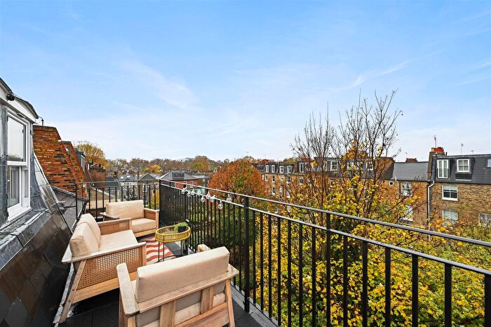 3 Bedroom Flat For Sale In Aynhoe Road, London, W14