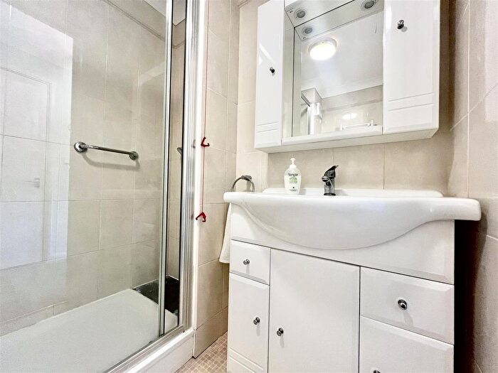 1 Bedroom Flat For Sale In Malborough Court, Cranley Gardens, Wallington, SM6
