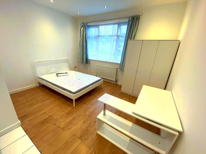 Studio To Rent In Ilford Lane, Ilford, IG1