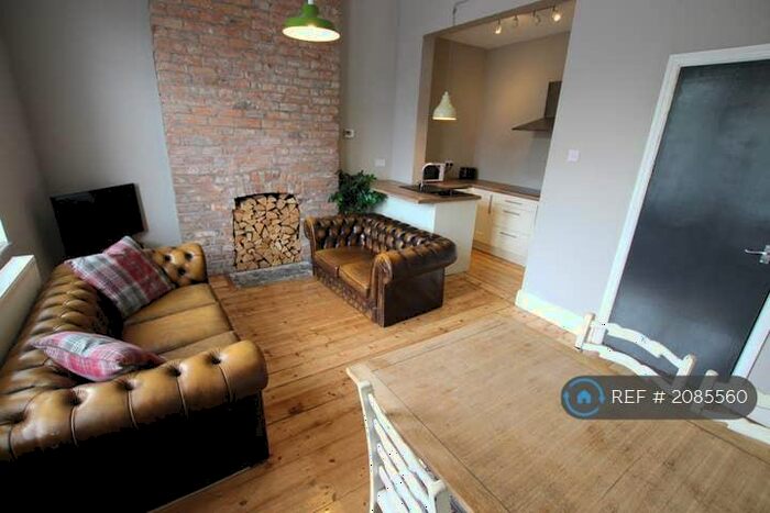 3 Bedroom Flat To Rent In Albert Road, Manchester, M19