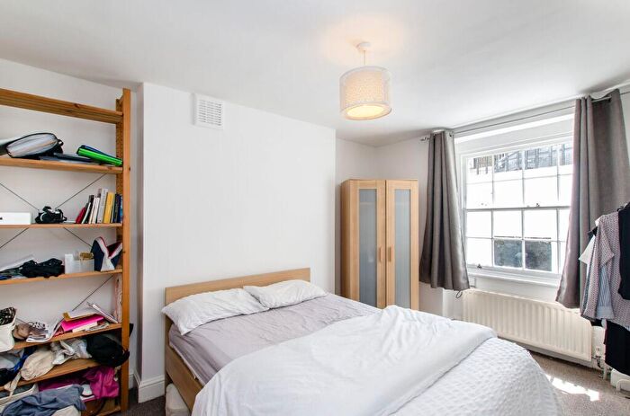 2 Bedroom Maisonette To Rent In River Street, Islington, London, EC1R