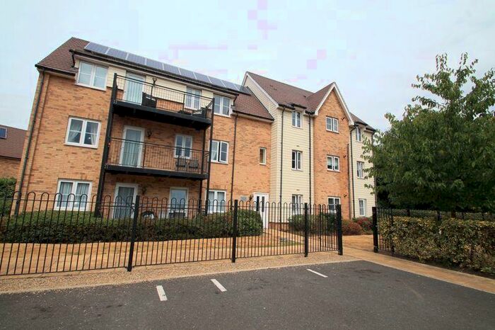 2 Bedroom Flat To Rent In Smithsland Road, Romford, RM3