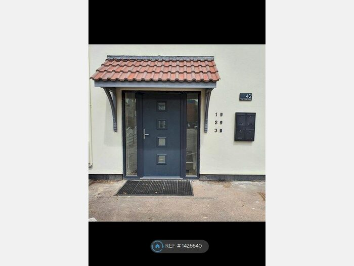 2 Bedroom Flat To Rent In Pear Tree Avenue, Long Ashton, BS41