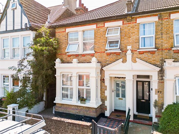 4 Bedroom Semi-Detached House To Rent In Leighton Avenue, Leigh-On-Sea, SS9