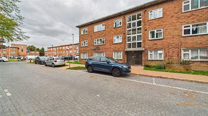 3 Bedroom Flat To Rent In Little Gearies, Ilford, Essex, IG6