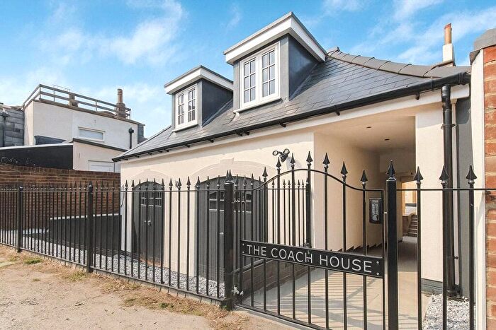 2 Bedroom Detached House For Sale In Carlton Crescent, Southampton, Hampshire, SO15