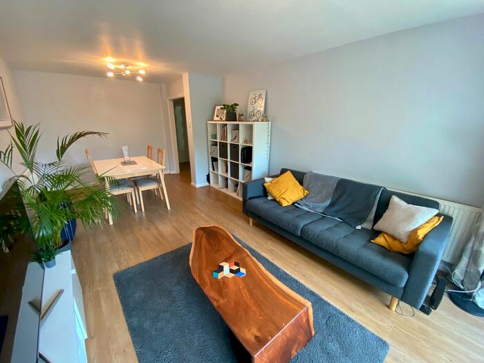 2 Bedroom Flat To Rent In Clifton Road, London, SW19