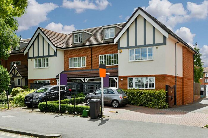 4 Bedroom Semi Detached House To Rent In Cuddington Avenue, Worcester Park, KT4