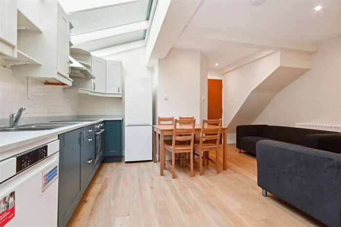 4 Bedroom Flat To Rent In Santley Street, Clapham Common, SW4