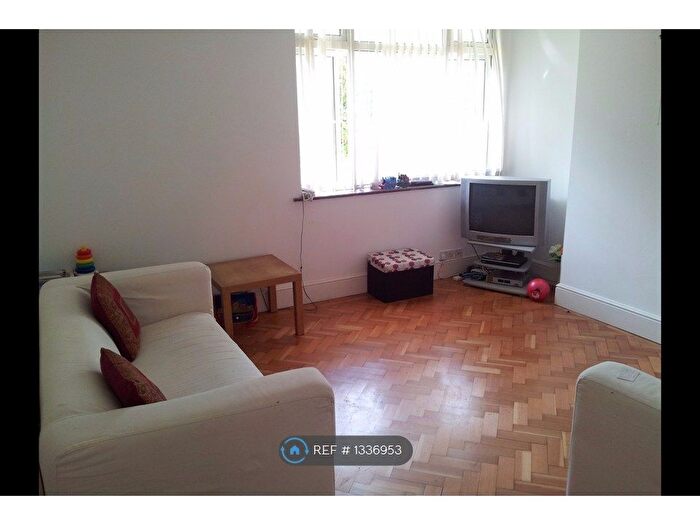 2 Bedroom Flat To Rent In Thornbury Court, Isleworth, TW7